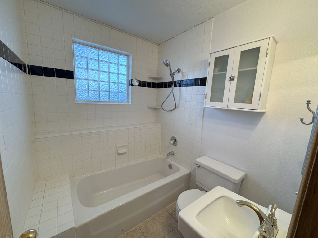 1014 pinecrest downstairs bath