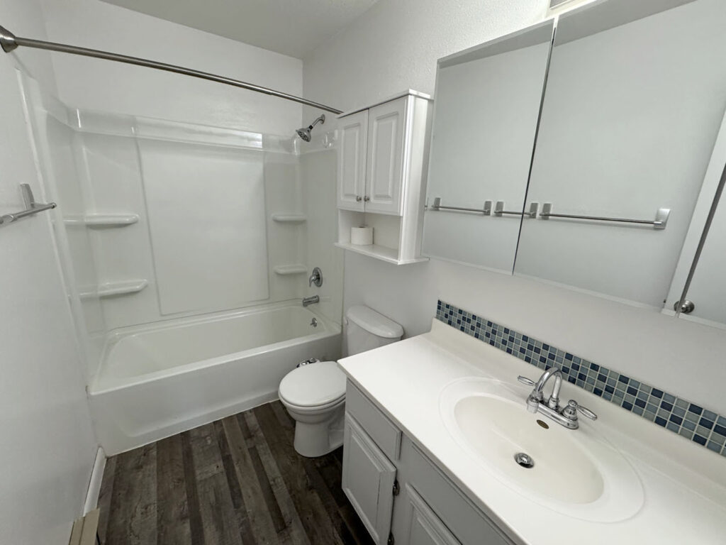 1014 pinecrest upstairs bath