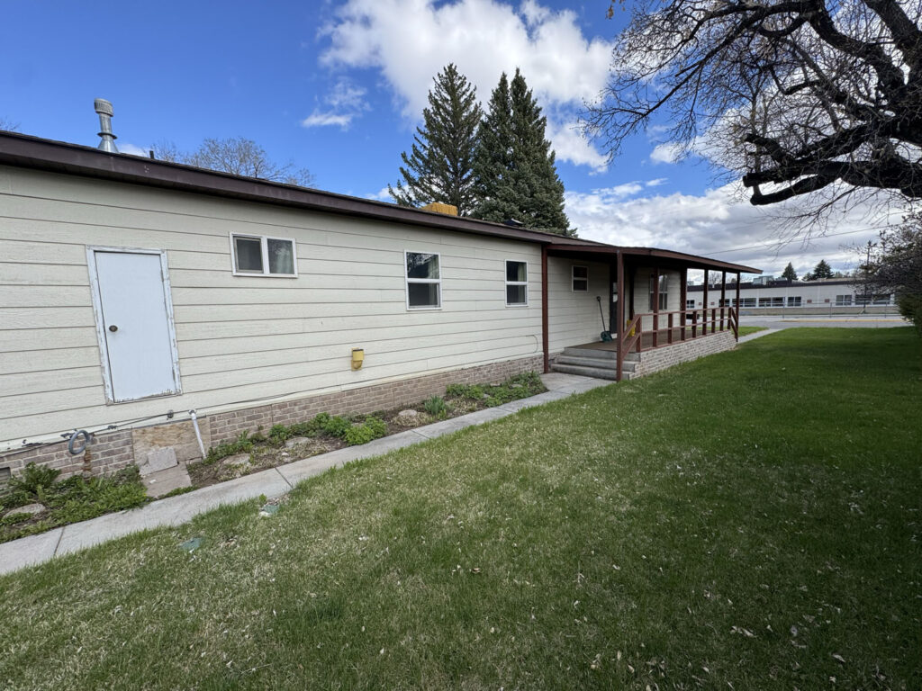 112 W Pershing Side Yard