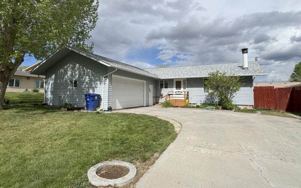 Spacious Home With a New Roof & New Furnace at 315 Summit Drive Spacious Home With a New Roof & New Furnace at 315 Summit Drive