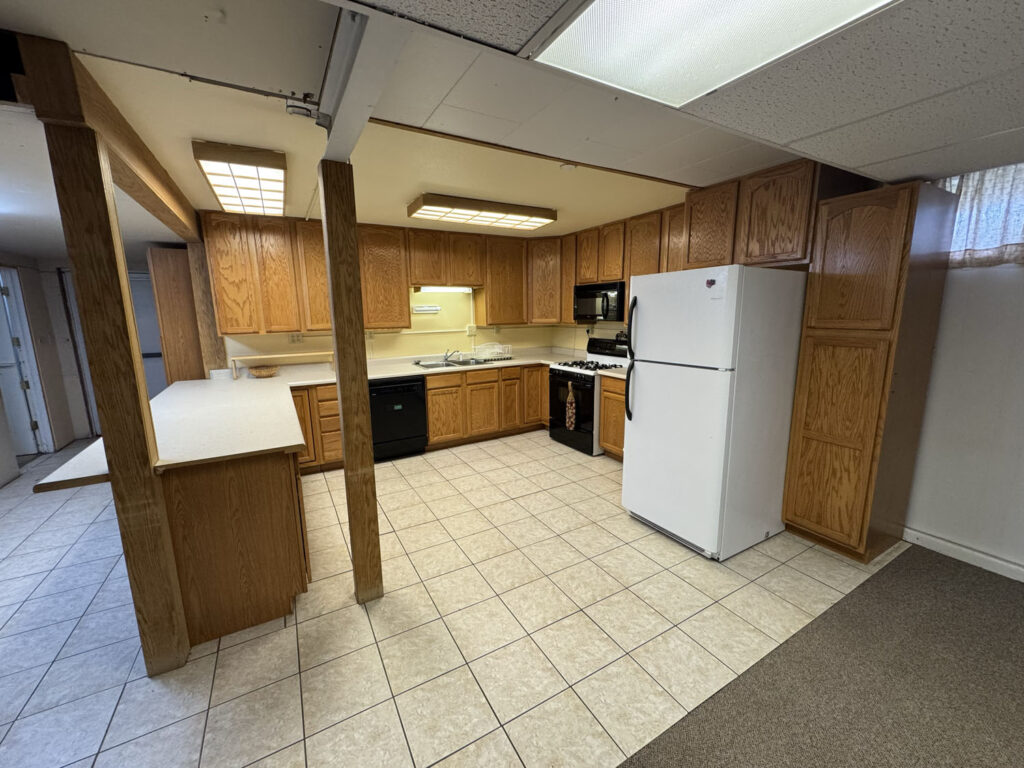402 S 7th E Kitchen 1