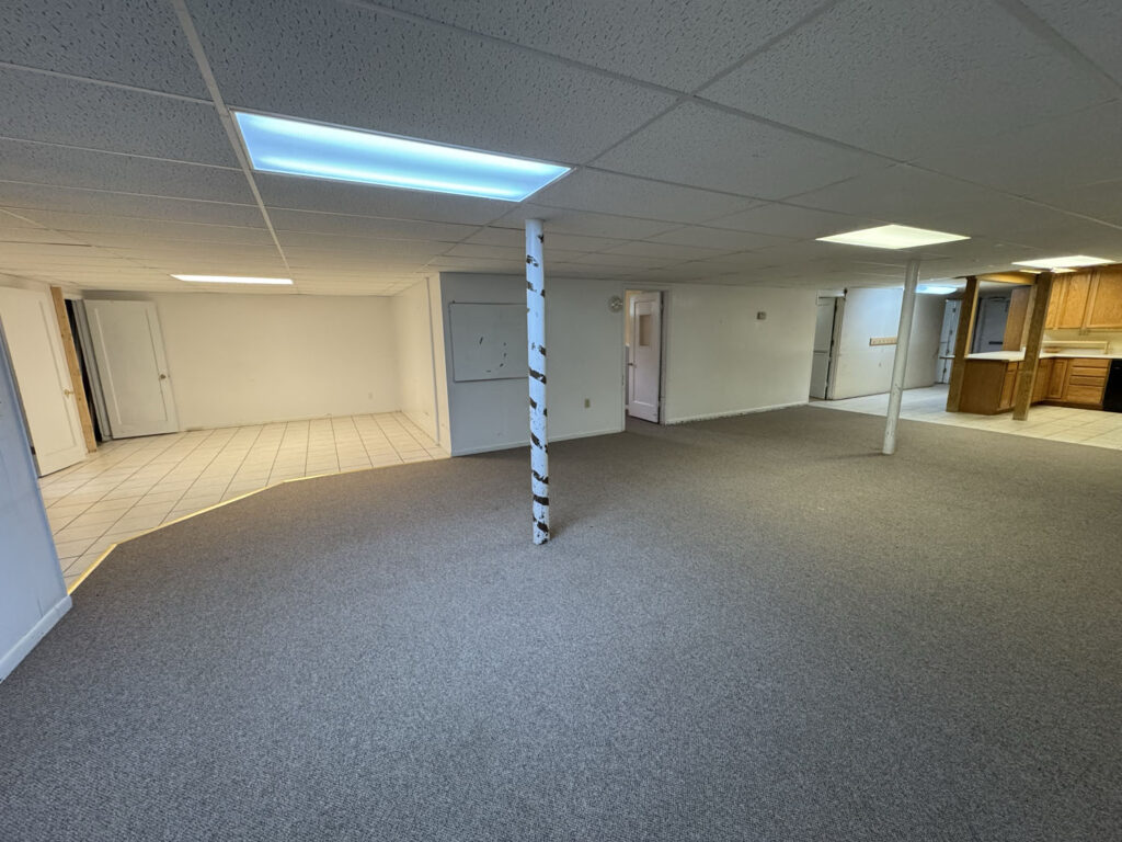 402 S 7th E Living Room