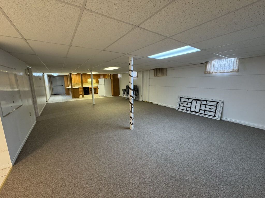 402 S 7th E Living room 1