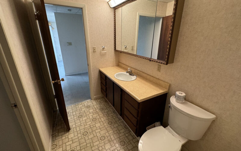425 N Broadway Apartment Bathroom 2