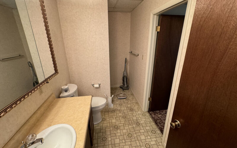 425 N Broadway Apartment Bathroom 3