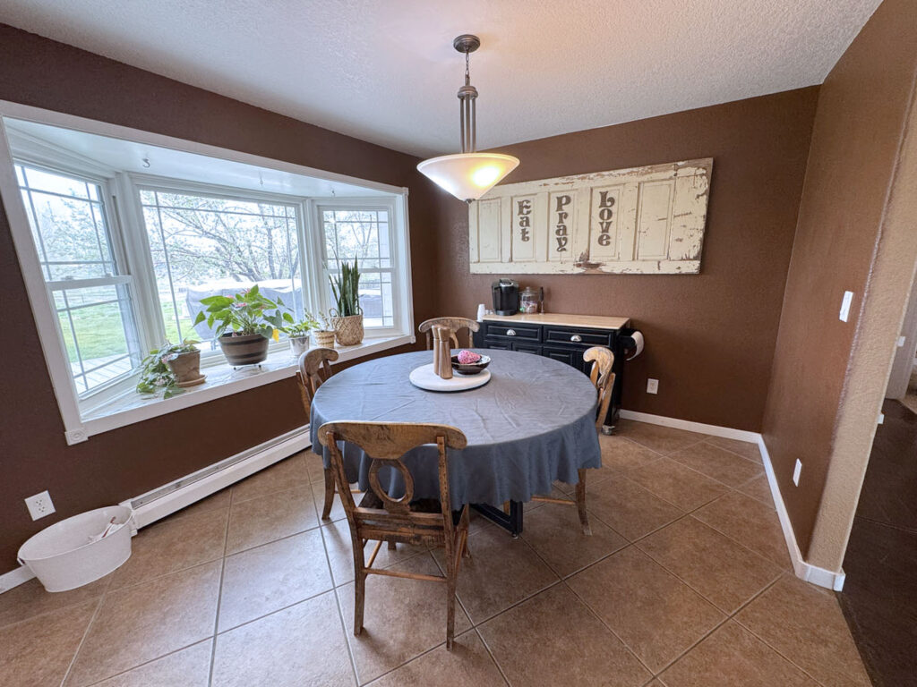 460 ramshorn Breakfast Nook 2