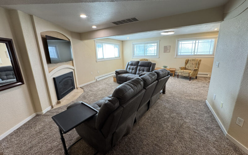 460 ramshorn Family Room 1