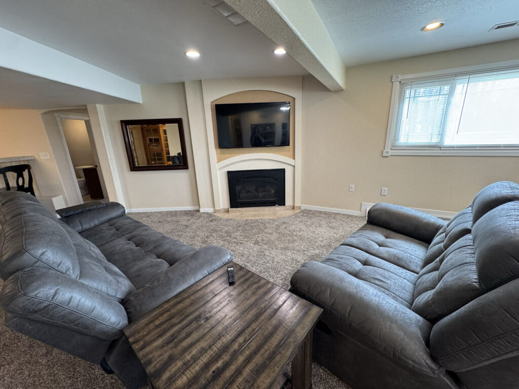 460 ramshorn Family Room 3
