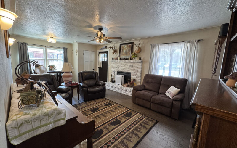 521 n 6th e living room 2