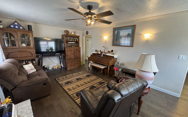 521 n 6th e living room
