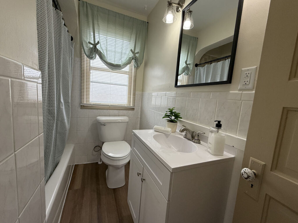 709 e jackson bath 1
