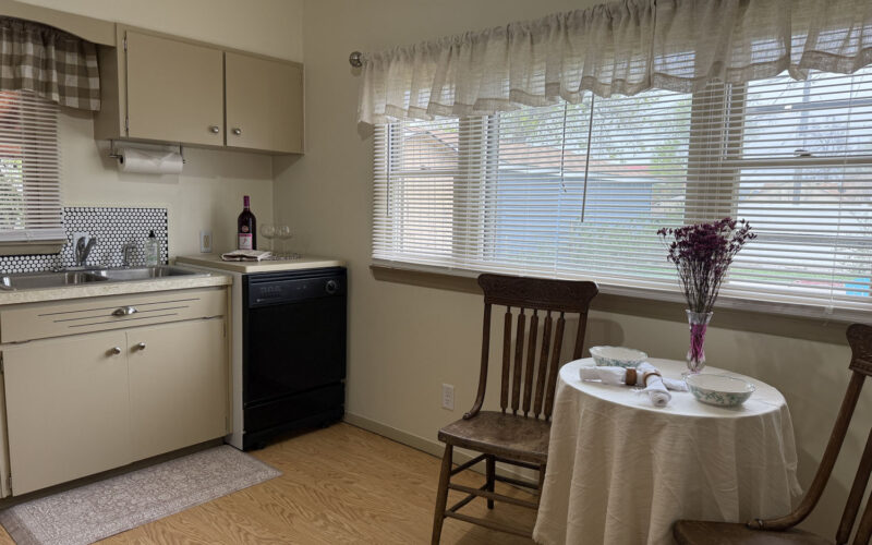 709 e jackson eat-in kitchen