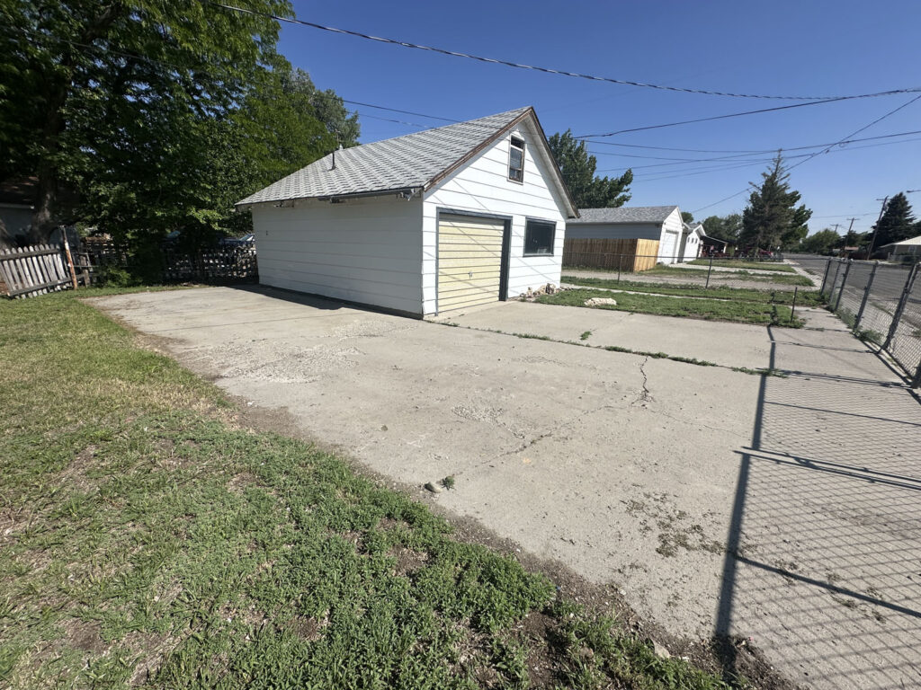 903 e roosevelt Garage