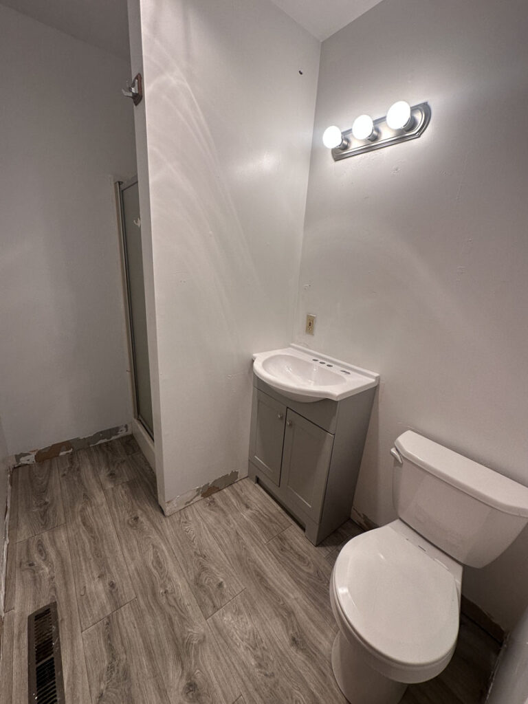 903 e roosevelt HallBathroom